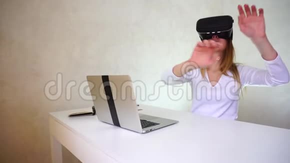 快乐的年轻女人喜欢戴虚拟现实眼镜视频的预览图