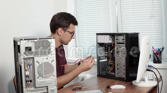 计算机服务人员在办公室修理坏电脑并升级计算机硬件支援小组4k视频的预览图