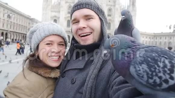 米兰多莫大教堂前带鸽子的快乐游客视频的预览图