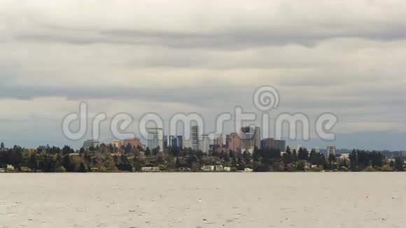 时间推移电影云超过城市天际线贝尔维尤华盛顿沿华盛顿湖4kuhd视频的预览图