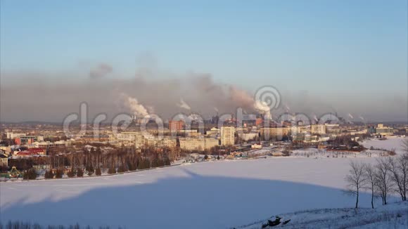 时间流逝城市景观与吸烟管道的冶金厂冬季视频的预览图