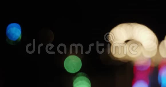 在夜间狂欢集市离焦镜头视频的预览图