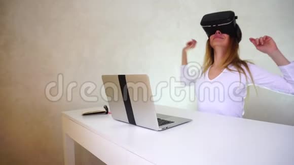 女孩首先使用虚拟现实眼镜视频的预览图