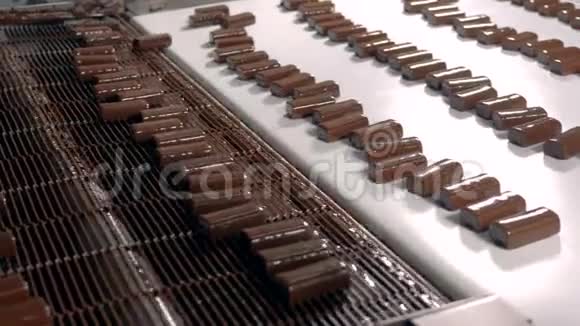糖果在食品厂的白色背景上传送视频的预览图