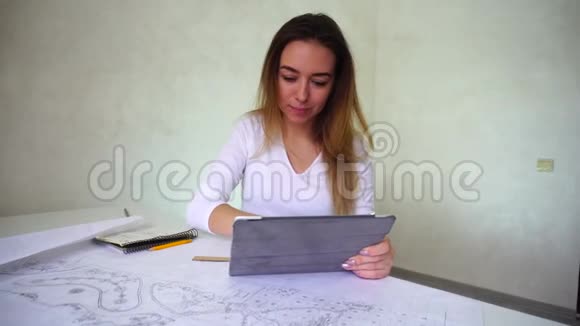 学生工程师在家做项目微笑的年轻女性用平板电脑做作业视频的预览图
