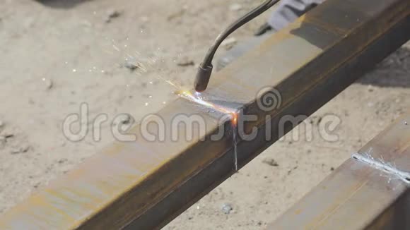 用气刀切割金属制品工人用气刀切割金属型材切割金属特写视频的预览图