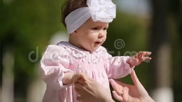 在公园里玩和跳舞的可爱女婴的特写镜头视频的预览图