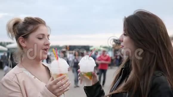 朋友会敬酒两个女人微笑着看着镜头喝酒女朋友手里拿着冰镇鸡尾酒视频的预览图