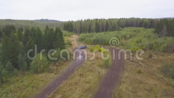 越野车在乡村道路上行驶的俯视图剪辑农村林区泥路越野赛视频的预览图