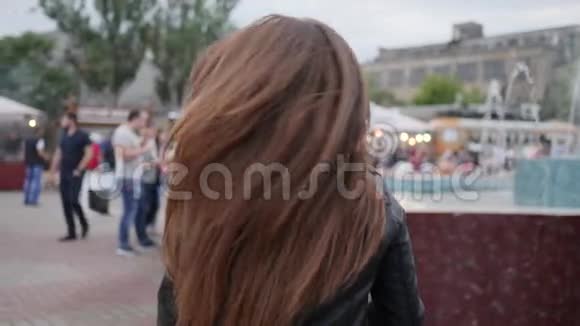 年轻女性留着长发在市中心喝鸡尾酒的开朗女孩户外漂亮的黑发女人快乐的女性视频的预览图