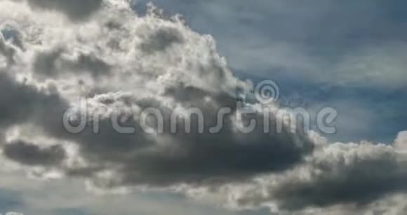 在刮风的天气里灰色蓬松卷曲的卷云在暴风雨前的时间流逝片段视频的预览图