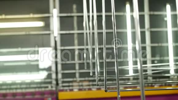 生产和制造双层玻璃窗和PVC窗这是一个有洗涤生产线的生产部门视频的预览图