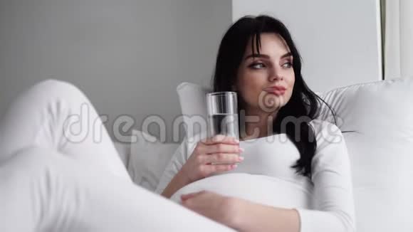 喝点水孕妇在家喝玻璃水视频的预览图