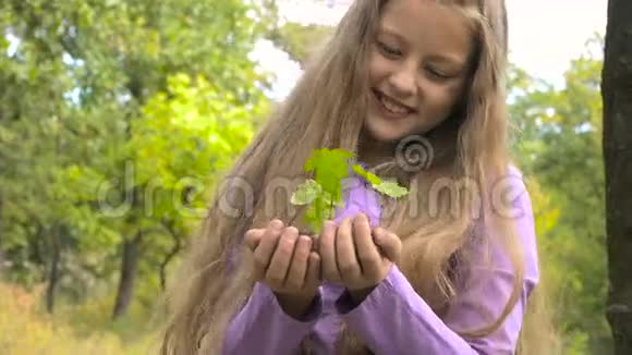 女孩拿着一株小植物视频的预览图