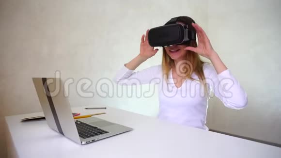 年轻女性VR眼镜的快乐用户视频的预览图