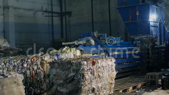 工厂内处理垃圾或垃圾的压实机视频的预览图