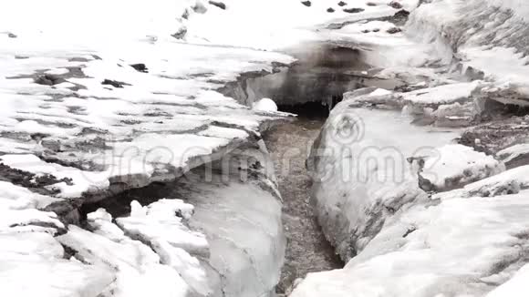 春天小河流过冰面4K视频的预览图