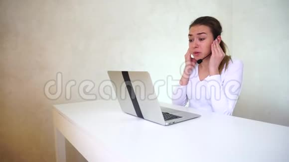 女孩聊天和做作业使用笔记本电脑视频的预览图