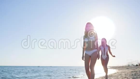 女朋友在度假女孩子在海边玩女朋友在运动视频的预览图