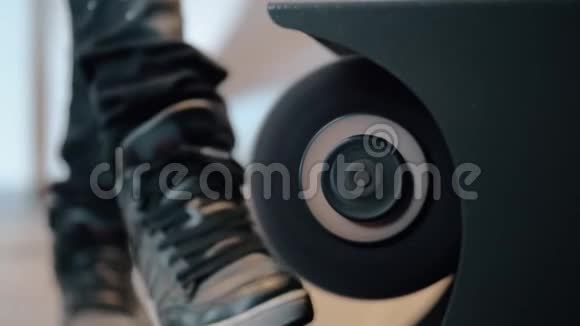 抛光鞋与自动启动清洁剂视频的预览图