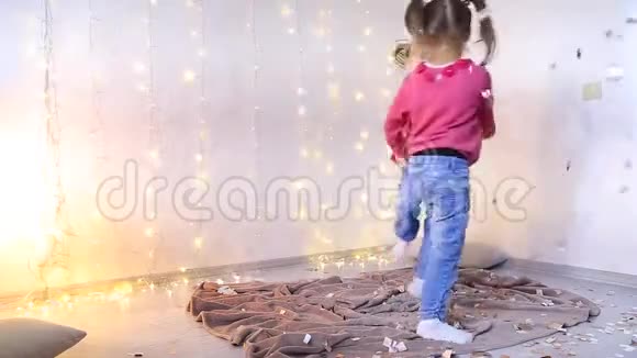 两个小女孩留着手和有趣的舞蹈视频的预览图
