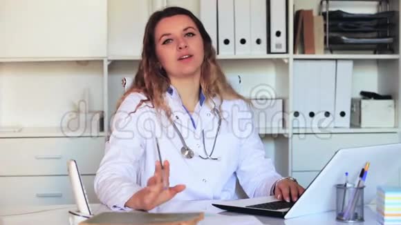 在医疗中心工作的年轻女性医务人员画像e视频的预览图