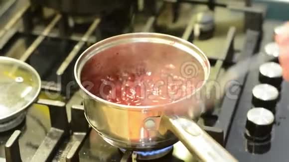 在煤气上煮浆果樱桃酱视频的预览图