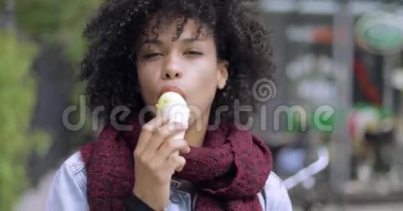 吃冰淇淋的非洲女人视频的预览图