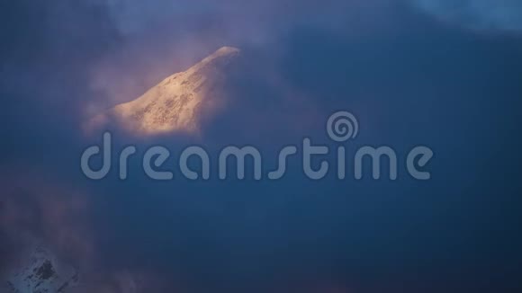 日落时分尼泊尔的珠穆朗玛峰在云层中安德列夫视频的预览图