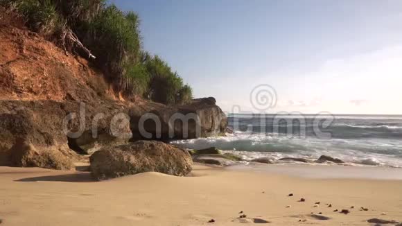 美丽的海滩没有人风景如画的泻湖视频的预览图