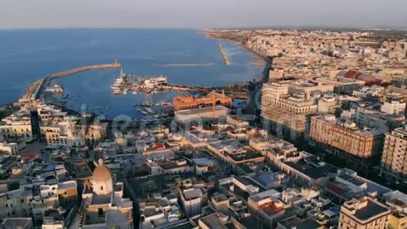 巴里老城全景无人机射击意大利普利亚视频的预览图