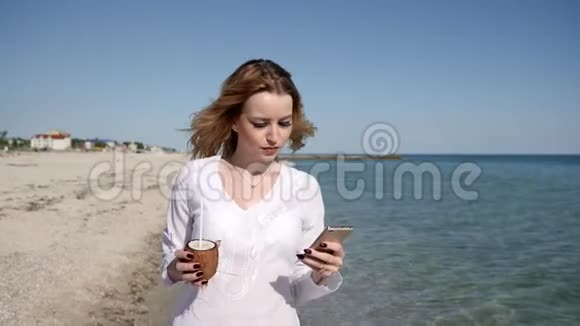 女孩打电话拍照在热带岛屿度假视频的预览图