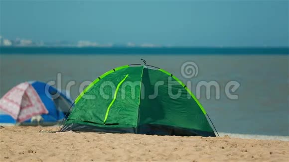 和孩子们一起在帐篷里的海滩上放松视频的预览图