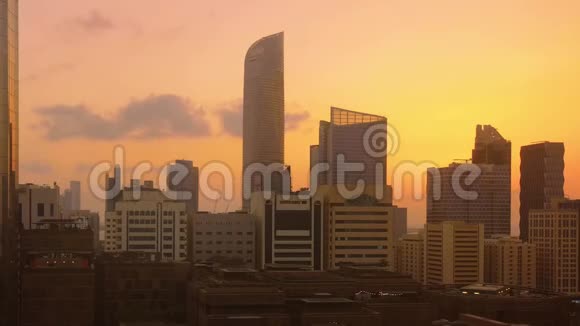 阿布扎比市现代化摩天大楼天际线办公室和塔楼景观视频的预览图