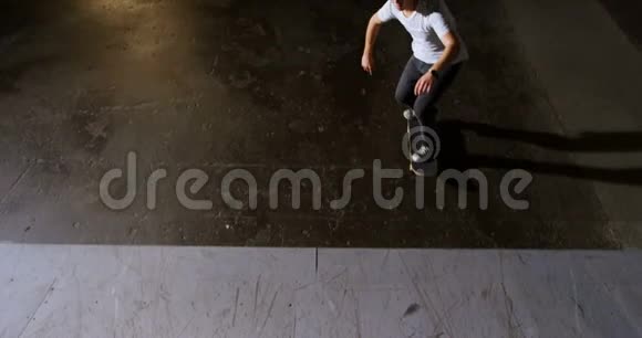 男性朋友练习滑板4k视频的预览图