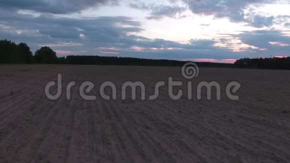 在无人机上快速飞行日落时的天空空场地视频的预览图