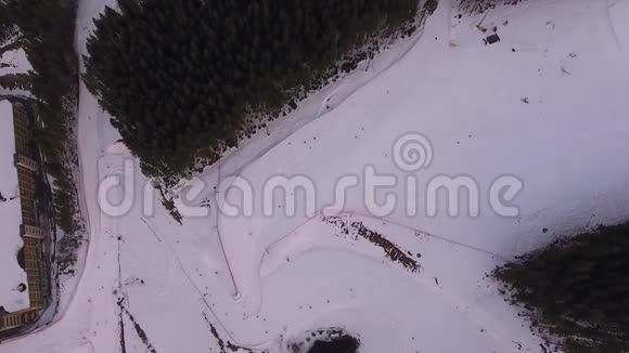 山地滑雪场滑雪板的跑道滑雪者的赛道在上面拍摄滑雪板从空中拍摄视频的预览图