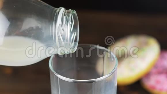 牛奶以缓慢的速度倒入玻璃杯是健康饮食的理想选择可以作为药物使用概念视频的预览图