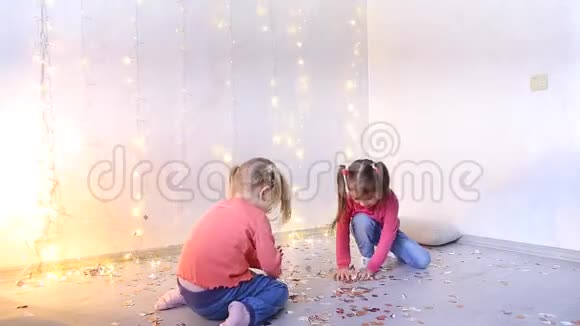 两个来自美国家庭的姐妹玩得很开心在一个节日的纸屑上扔了一个视频的预览图