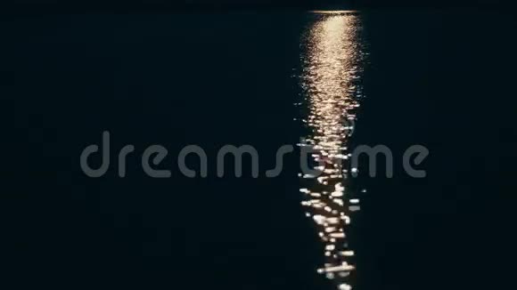 夜晚月亮倒映在海里视频的预览图