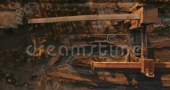 我的矿顶我在日落时分工业生产用无人机拍摄在上面拍摄视频的预览图