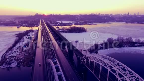 运输桥过河汽车开过桥冰冷的河流空中拍摄在无人机上拍摄视频的预览图