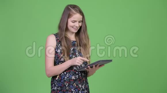 年轻快乐的孕妇使用数码平板电脑思考视频的预览图