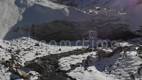 冰川中山河诞生的鸟瞰图江流出冰窟冬季观景山视频的预览图