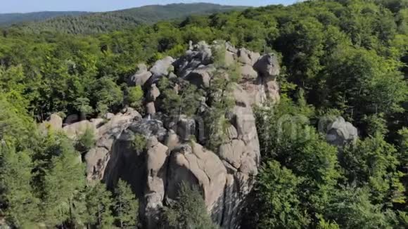 空中飞行在茂密的山林中岩石得到了极大的缓解视频的预览图