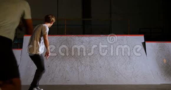 男性朋友练习滑板4k视频的预览图