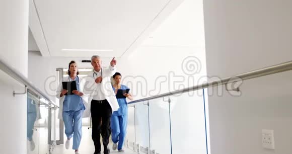 医生和护士在医院通道上奔跑视频的预览图