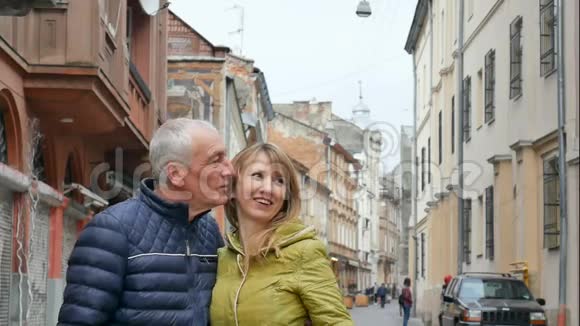 早春或秋季在古城户外拥抱有年龄差异的幸福浪漫情侣的肖像视频的预览图