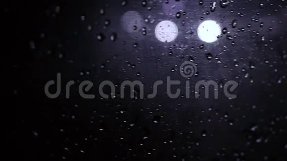 窗外的雨滴窗外的夜闪烁的光视频的预览图