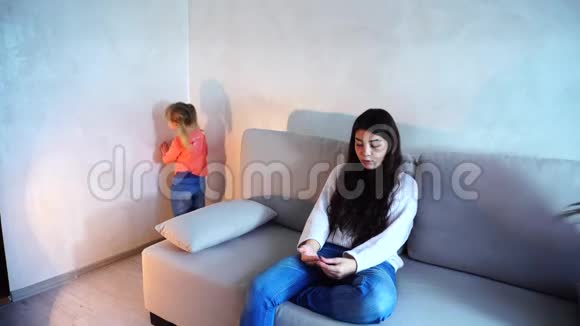 小女孩站在房间的角落里母亲惩罚孩子的坏行为视频的预览图